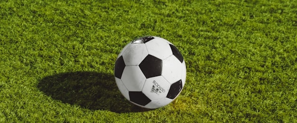 梅西在世界杯比赛中带球突破的精彩瞬间