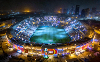 世界杯比赛场馆夜景 - 灯光璀璨的足球场